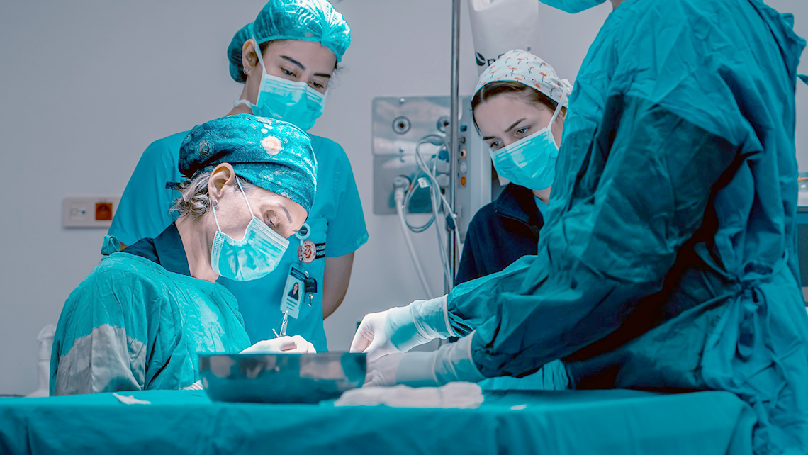 Chirurgen und OP-Personal bei einer medizinischen Behandlung im Operationssaal