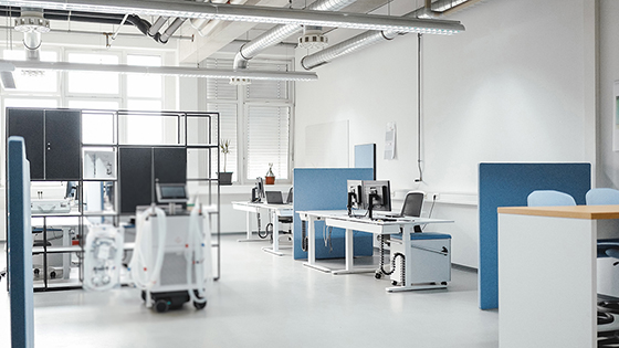 Heller und moderner medizinischer Labor- oder Behandlungsraum