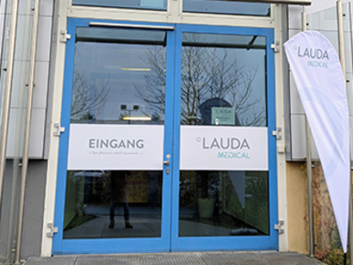 Eingangstür des neuen Standortes der LAUDA Medical GmbH & Co. KG in Würzburg