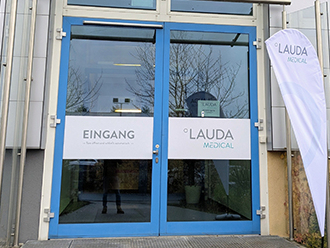 Eingangstür des neuen Standortes der LAUDA Medical GmbH & Co. KG in Würzburg