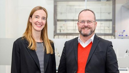 Dr. Stefanie Krieger, Geschäftsführerin LAUDA Medical, mit Dr. Gunther Wobser, Geschäftsführender Gesellschafter der LAUDA DR. R. WOBSER GMBH & CO. KG..